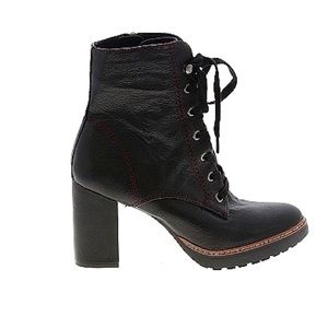 Naturalizer Chunky heel boot
Mid calf
Combat style